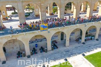 Machający uczniowie na Upper Barrakka, Valletta