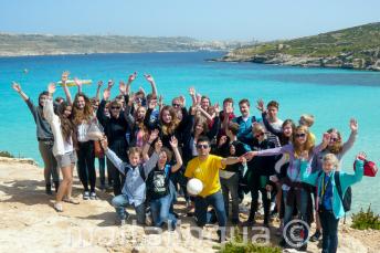 Grupa ucznów języka angielskiego na wycieczce w Comino, Malta