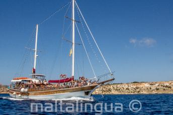 Nasz statek Maltalingau w drodzę do Comino