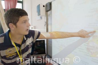 Uczeń pokazujący coś na mapie