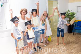 Dzieci z certyfikatami ukończenia kursu języka angielskiego