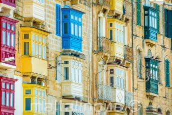 Wiele kolorowych balkonów na Malcie