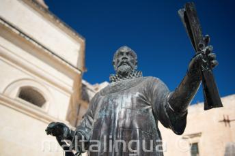 Posąg na Malcie trzymający włócznie