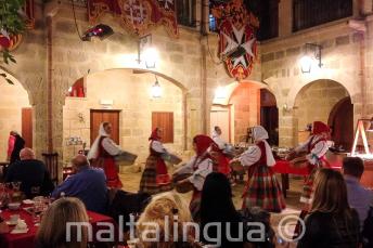 Tradycyjni maltańscy tancerze w restauracji