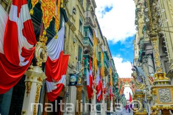 Ulica w Vallettcie, Malta ozdobione flagami