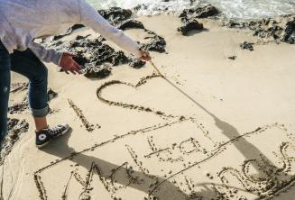 Uczeń malujący serce i Maltalingua na piasku