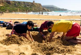 Dzieci kopią dziurę na plaży