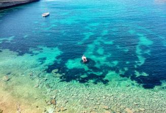 Widok na zatokę na Malcie z czystą wodą
