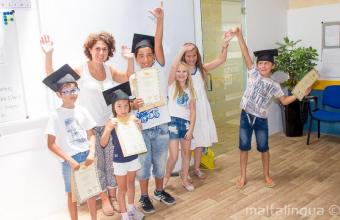 Dzieci z certyfikatami ukończenia kursu języka angielskiego