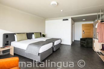 Sypialnia w hotelu Juliani w St Julians, Malta