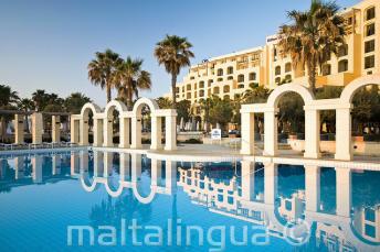 Basen odkryty w hotelu Hilton w St Julians, Malta