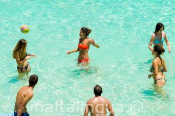 Młodzież grająca w siatkówkę w Blue Lagoon na Malcie