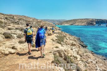 Uczniowie języka angielkiego sparerujący w Blue Lagoon