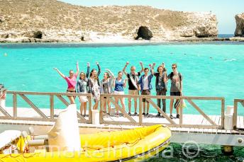 Grupa uczniów w Blue Lagoon, Comino