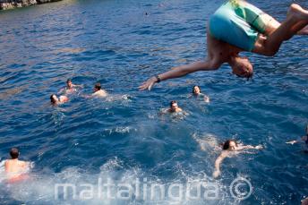 Grupa nastolatków skacząca ze statku do morza