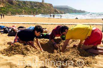 Dzieci kopią dziurę na plaży
