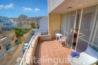 Balkon w jednym ze szkolnych apartamentów w St Julians