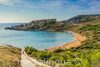 Panorama piaszczystej plaży w Mellieha, Malta