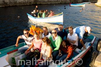 Kursanci gotowi na wycieczkę łodzią do Blue Grotto.