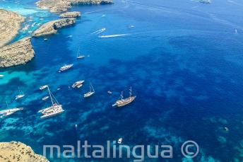 Zdjęcie wycieczki statkiem na Comino zrobione z powietrza