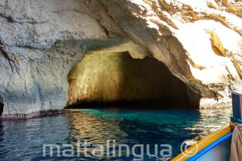 Wnętrze gory w Blue Grotto