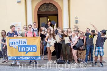 Grupa nastoletnich uczniów języka angielskiego przed szkoła na Malcie