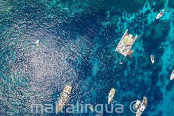 Zdjęcie statków w Crystal Bay, Comino