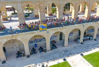 Machający uczniowie na Upper Barrakka, Valletta