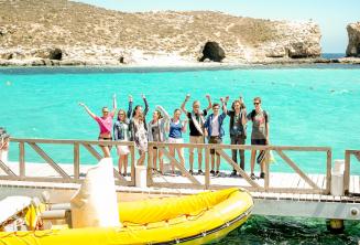 Grupa uczniów w Blue Lagoon, Comino