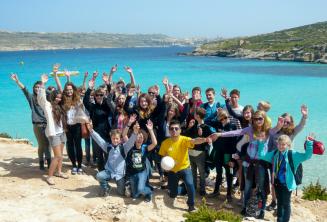 Grupa ucznów języka angielskiego na wycieczce w Comino, Malta