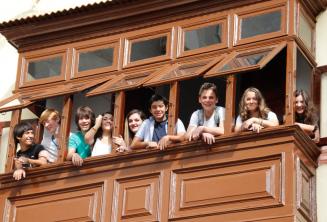 Młodzi kursanci na szkolnym balkonie