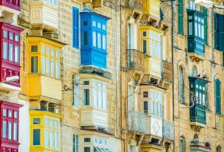 Wiele kolorowych balkonów na Malcie