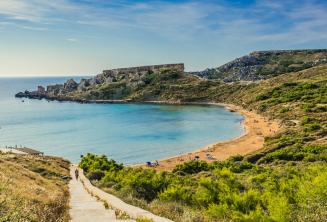 Panorama piaszczystej plaży w Mellieha, Malta