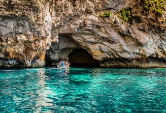 Krystaliczne wody Blue Grotto, Malta.