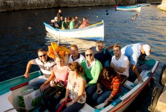 Kursanci gotowi na wycieczkę łodzią do Blue Grotto.