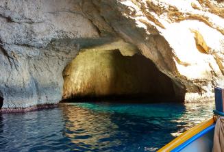 Wnętrze gory w Blue Grotto