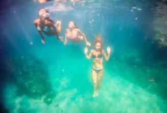 3 przyjaciół pływa pod wodą