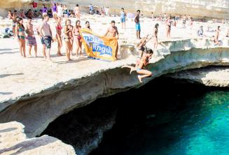 Szkoła Języka Angielskiego Maltalingua skacze do wody w St Peter's Pool